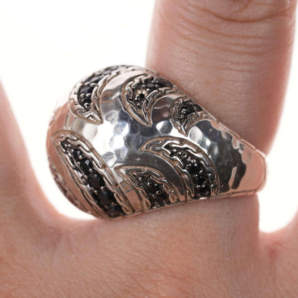 John Hardy Paulu Macan Ring aus schwarzem Saphir/Sterling mit gehämmerter Oberfläche