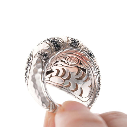 John Hardy Paulu Macan Ring aus schwarzem Saphir/Sterling mit gehämmerter Oberfläche