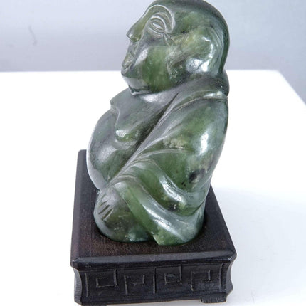 Nephrit-Jade-Buddha aus der Zeit der Chinesischen Republik auf einem Holzständer