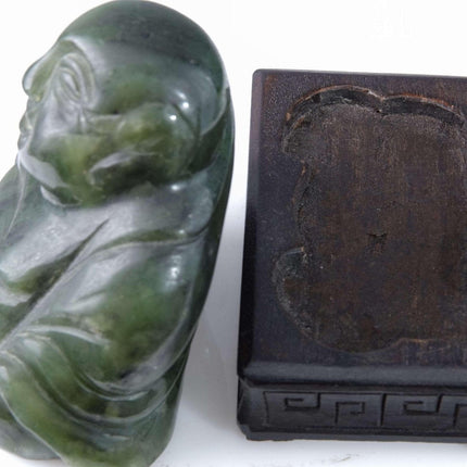 Nephrit-Jade-Buddha aus der Zeit der Chinesischen Republik auf einem Holzständer