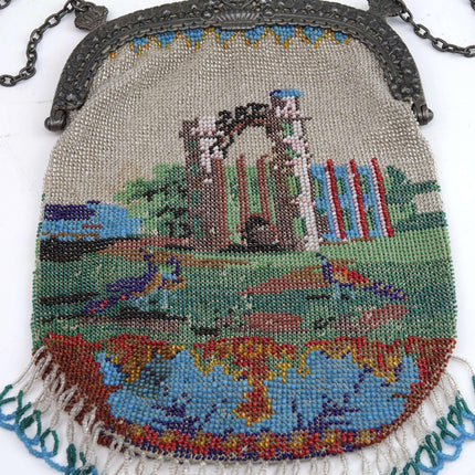 Perlenhandtasche aus der Zeit um 1900 mit aufwändigem architektonischen Landschaftsrahmen aus 800er Silber mit Punzen