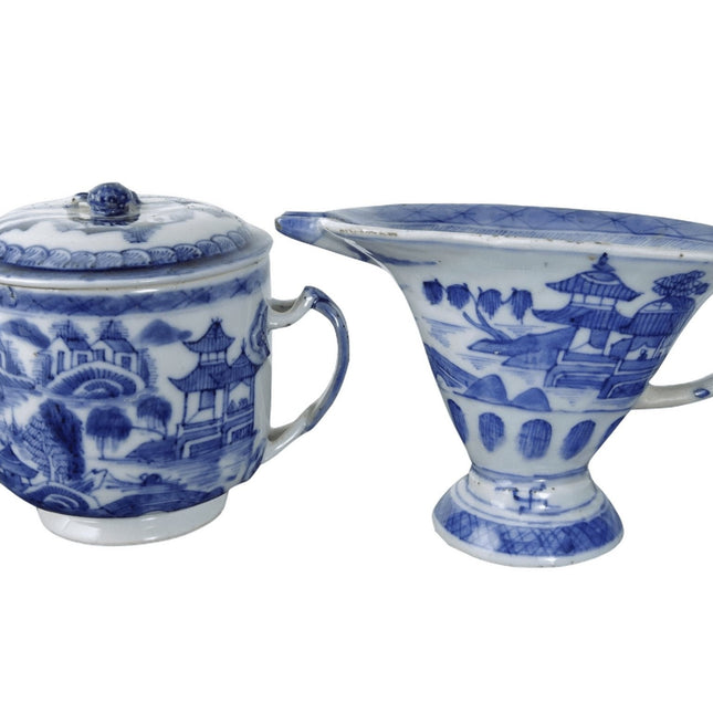 c1830 Chinesischer Milchkännchen und Zuckerdose aus blauem und weißem Canton-Helm-Porzellan