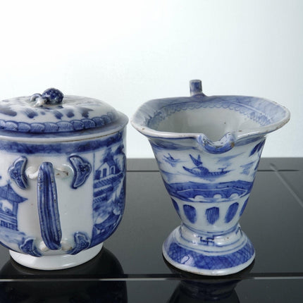 c1830 Chinesischer Milchkännchen und Zuckerdose aus blauem und weißem Canton-Helm-Porzellan