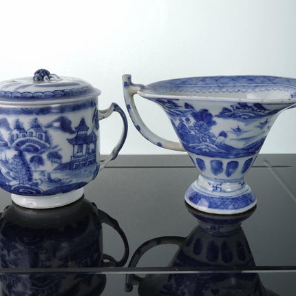 c1830 Chinesischer Milchkännchen und Zuckerdose aus blauem und weißem Canton-Helm-Porzellan