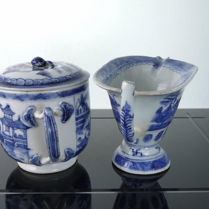 c1830 Chinesischer Milchkännchen und Zuckerdose aus blauem und weißem Canton-Helm-Porzellan