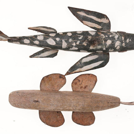 2 antike amerikanische Eisfischer-Köder aus geschnitztem Holz und bemalten Zinnflossen