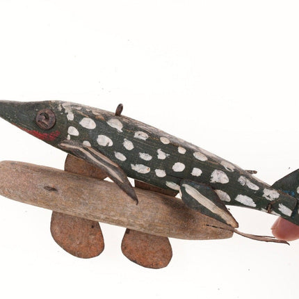 2 antike amerikanische Eisfischer-Köder aus geschnitztem Holz und bemalten Zinnflossen