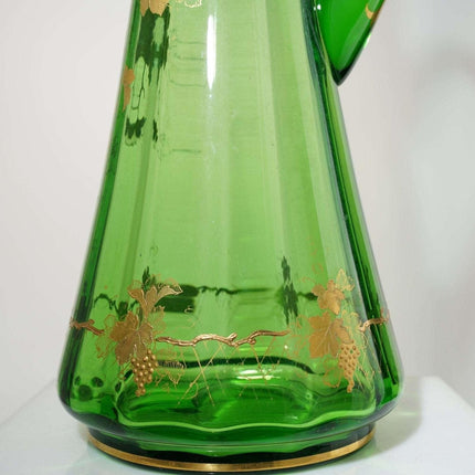 um 1900 Riesiger Moser Jugendstil-Böhmischer Kunstglaskrug in Grün mit erhabenem Gold