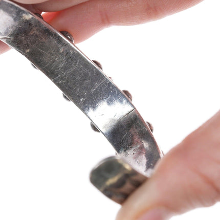 16,5 cm langes Zuni-Armband aus geschnitztem türkisfarbenem Silber aus den 1950er Jahren, möglicherweise Leekya Deyuse