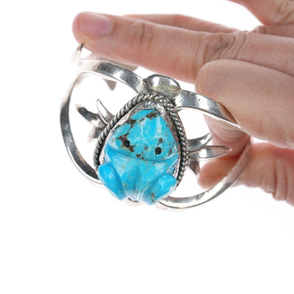 6.25" Zuni แกะสลัก Turquoise กบเครื่องรางสเตอร์ลิงสร้อยข้อมือหล่อ