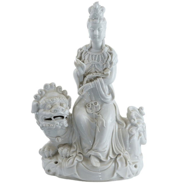 Antiker chinesischer Guanyin-Boddhisattva aus Blanc de Chine-Porzellan mit Foo-Löwe