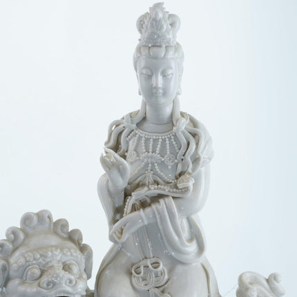 Antiker chinesischer Guanyin-Boddhisattva aus Blanc de Chine-Porzellan mit Foo-Löwe