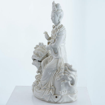 Antiker chinesischer Guanyin-Boddhisattva aus Blanc de Chine-Porzellan mit Foo-Löwe