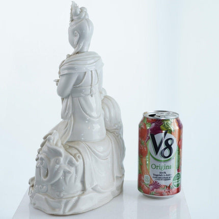 Antiker chinesischer Guanyin-Boddhisattva aus Blanc de Chine-Porzellan mit Foo-Löwe