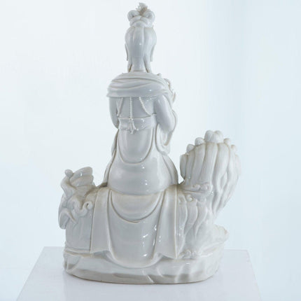 Antiker chinesischer Guanyin-Boddhisattva aus Blanc de Chine-Porzellan mit Foo-Löwe