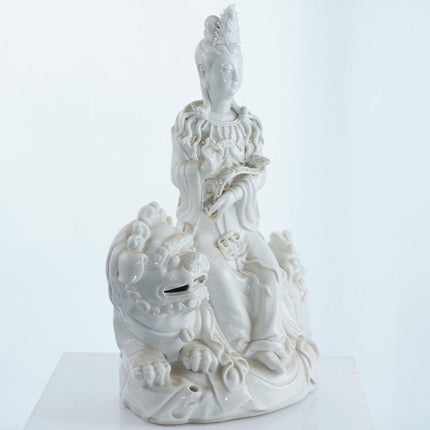 Antiker chinesischer Guanyin-Boddhisattva aus Blanc de Chine-Porzellan mit Foo-Löwe