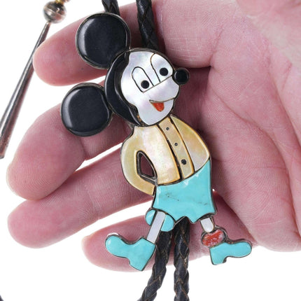 Seltene Carol Kee Zuni Sterling Multi-Stone Inlay Mickey Mouse Bolokrawatte aus den 1970er Jahren