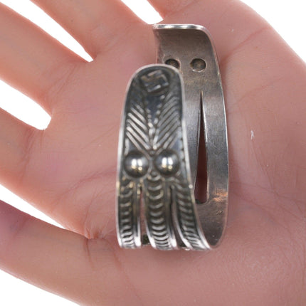6 7/8" handgestempeltes Navajo Whirling Logs Armband aus Silber und Türkis aus den 1930er Jahren
