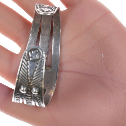 6 7/8" handgestempeltes Navajo Whirling Logs Armband aus Silber und Türkis aus den 1930er Jahren