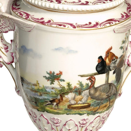 16.5 英寸，约 1890 年卡尔·蒂姆·德累斯顿瓷质瓮，上面有孔雀、火鸡、鹌鹑、鸡，带翅膀的女人把手