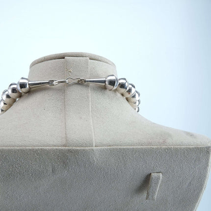 E.L. Billah Navajo Sterling Silber gestempelte Perlenkette mit Sandcast Buttferly-Anhänger