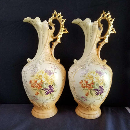 皇家鲁道尔施塔特浮雕瓷手绘花卉巨型 15.5 英寸水壶金色手柄和装饰约 1890 年一对