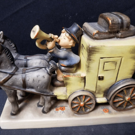 ca. 1952 6,5" Hummel Full Bee Mark Boy In Stagecoach 6,5" lang x 4 5/8" hoch x 2 7/8" breit NEUWERTIG