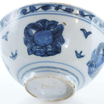 Ming/transitional period Chinese porcelain bowl with blue underglaze decoration