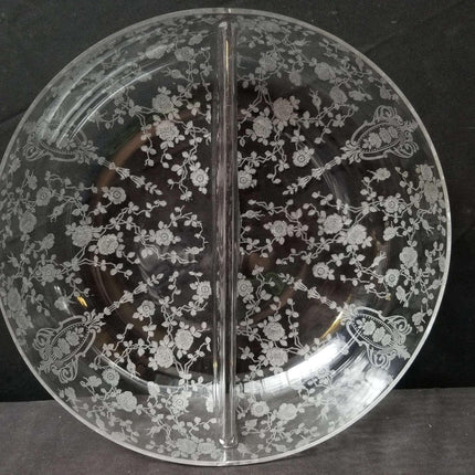 Seltene mundgeblasene, geteilte Schale aus Cambridge Rose Point, 9 5/8" breit x 2,75" tief, um 1940. Dünnes, leichtes Glas