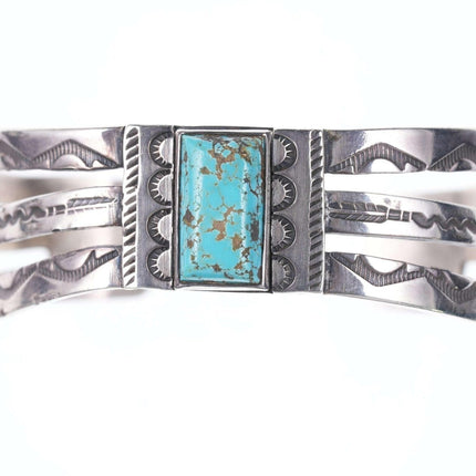 1940 年纳瓦霍银压印袖口手链，饰有旋转原木和绿松石中心