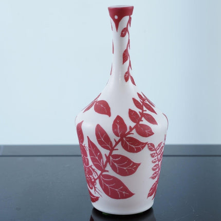 古董史蒂文斯和威廉姆斯红白浮雕玻璃花瓶
