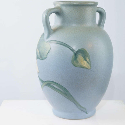 莎拉·里德·麦克劳克林 (Sarah Reid McLaughlin) (1872-1939) 为 Weller Hudson 创作的线条花瓶