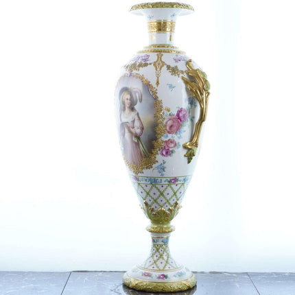 Palastartige Vase im Jugendstil von Franz Mehlem Royal Bonn aus der Zeit um 1900. Handbemalte Porträtvase aus Gold