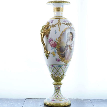 Palastartige Vase im Jugendstil von Franz Mehlem Royal Bonn aus der Zeit um 1900. Handbemalte Porträtvase aus Gold