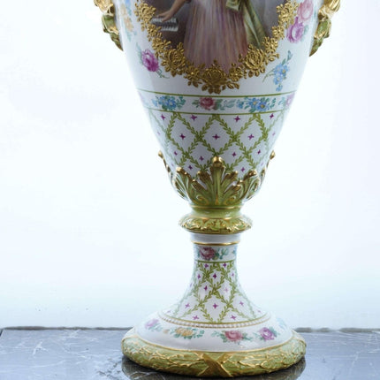 Palastartige Vase im Jugendstil von Franz Mehlem Royal Bonn aus der Zeit um 1900. Handbemalte Porträtvase aus Gold