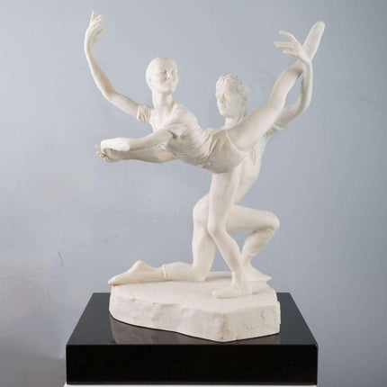 斯波德·恩佐·普拉佐塔（1921-1981）安托瓦内特·西布利和安东尼·道威尔在《星期五的孩子》芭蕾舞演员雕塑中
