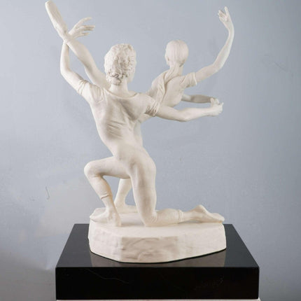 斯波德·恩佐·普拉佐塔（1921-1981）安托瓦内特·西布利和安东尼·道威尔在《星期五的孩子》芭蕾舞演员雕塑中