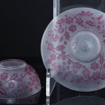 Antike englische Cameo-Glastasse und Untertasse mit Schmetterlings-/Chinoisiere-Dekoration