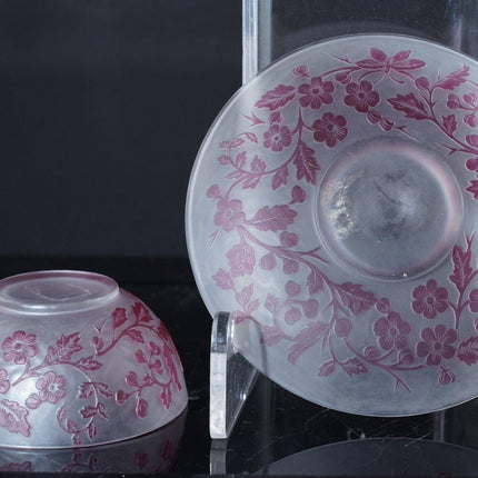 古董英国浮雕玻璃杯和碟，带蝴蝶/中国风装饰