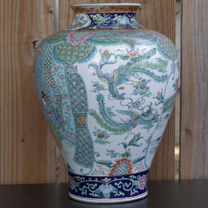 Riesige antike japanische Vase im Rosenmedaillon-Stil aus der Meiji-Zeit, polychrom emailliert, handdekoriert