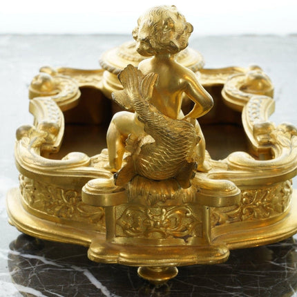 ca. 1850 Französischer vergoldeter Bronze-Tintenfass-Putto auf Fisch, darüber