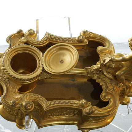 ca. 1850 Französischer vergoldeter Bronze-Tintenfass-Putto auf Fisch, darüber