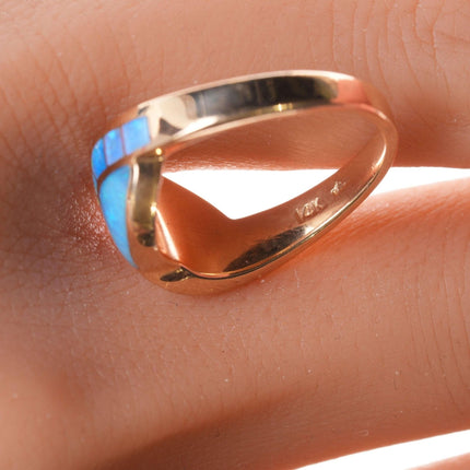 Gr. 6,75 Melanie Kirk Isleta Pueblo Ring aus 14 Karat Gold und Opal mit Kanaleinlage