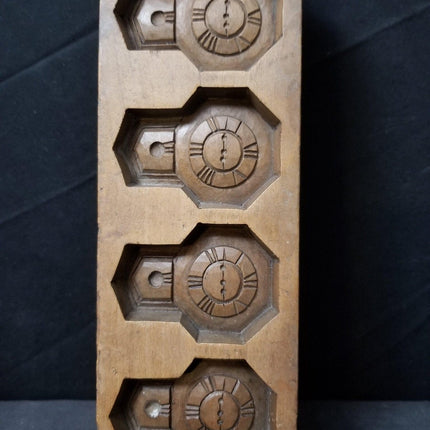 Antike japanische Kashigata-Plätzchenformuhren aus geschnitztem Holz um 1920.