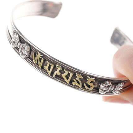 Goldüberzogenes Sterling Sanskrit Om Mani Padme Hum Manschettenarmband