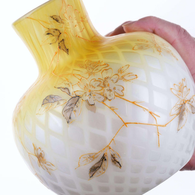 Vaso in vetro madreperla giallo dipinto a mano del 1890 circa