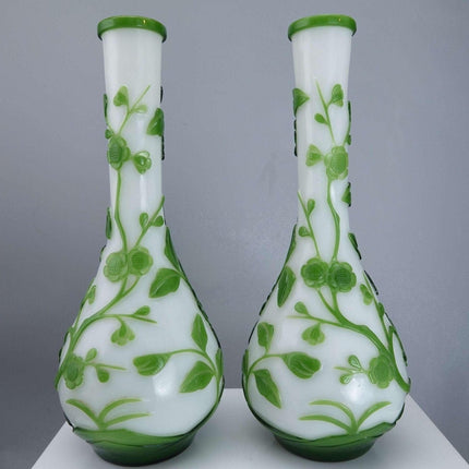 Paar verspiegelte Knospenvasen aus Peking-Glas aus der Zeit der Chinesischen Republik