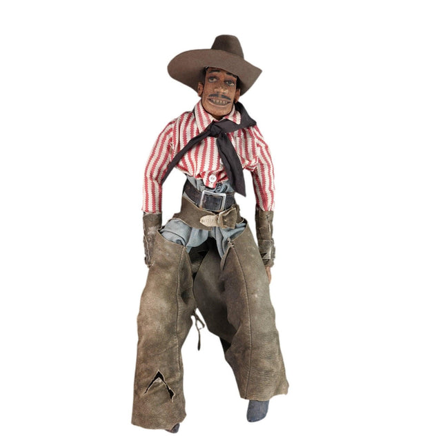 1940er Jahre Texas Folk Art Schwarzer amerikanischer Cowboy, geschnitzte Holzfigur mit Lederchaps, Gürtel. Selten, ungewöhnlich, einzigartig