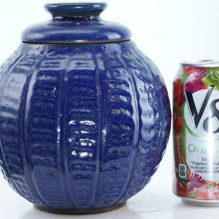 1959 年哈丁黑色 (1912-2004) 德克萨斯工作室艺术陶器姜罐，带有气泡钴蓝色釉和手工雕刻装饰