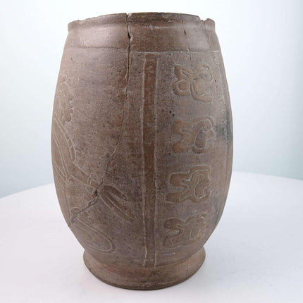 玛雅前哥伦布时期陶器雕刻圆柱形容器